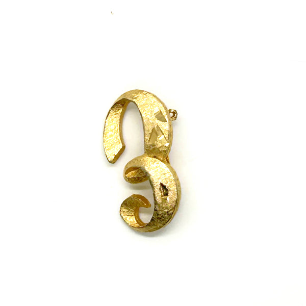 A small, vintage gold-tone initial "E" cursive monogram brooch pin, featuring a dual-textured finish with brushed matte styling and diamond-cut highlights on a plain white background