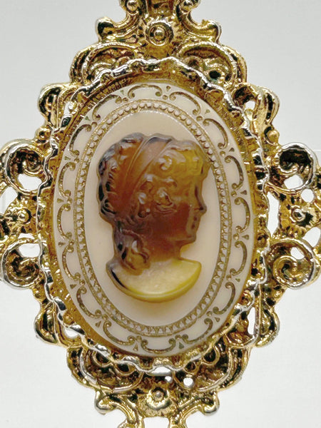 Pretty, Classic Cameo Pin/Pendant