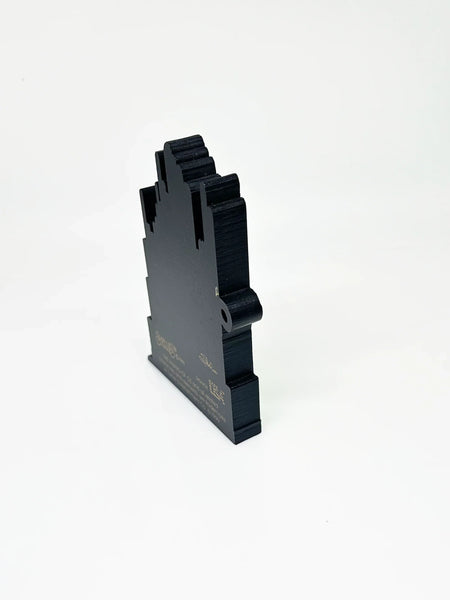 Bring a touch of classic Hollywood magic to your collection with this charming wooden Emerald City shelf sitter from Sheila's Collectibles. Crafted in the 1990s, this iconic piece captures the whimsical green spires of Oz in meticulous detail, complete with "The Wizard of Oz" branding.