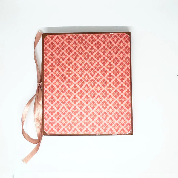 This charming album showcases autumn leaves, seasonal flowers, and delightful illustrations of warm drinks. Centered around family, home, fall, and coffee, it includes dedicated spaces for your personal notes and mementos, allowing you to customize it easily.