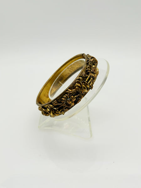 Discover our stunning Floral Bangle. This vintage-inspired, decorative gold bracelet adds an elegant touch to any outfit. Shop Lamoree’s Vintage now!