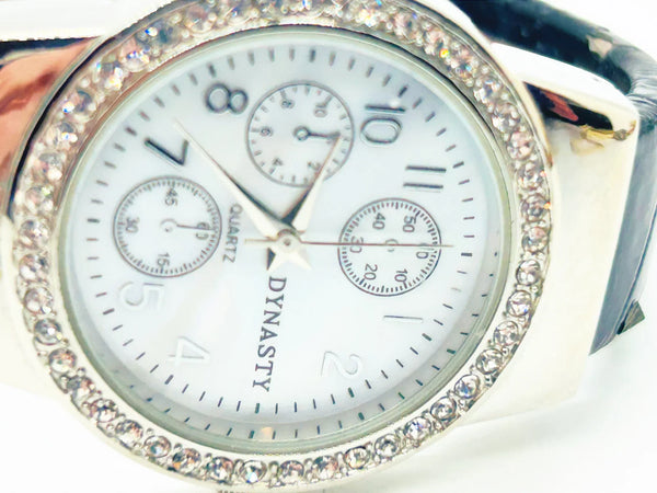 Here is another grouping of watches for parts or repair. They are fashion/ casual and look in good condition, and have bling around the faces They may just need new batteries or are suitable for parts. Brands are Fossil, Dynasty, Armitron and unbranded.