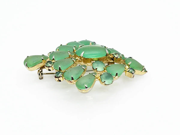  Discover exquisite elegance with this grass green givre glass brooch featuring prong-set stones and a captivating gold-tone design. Shop now!