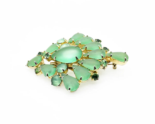  Discover exquisite elegance with this grass green givre glass brooch featuring prong-set stones and a captivating gold-tone design. Shop now!