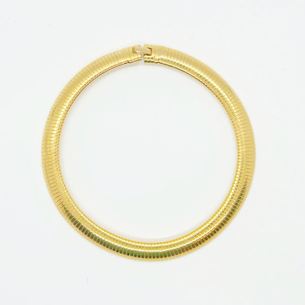Add a touch of elegance and sophistication to your wardrobe with this understated yet golden stunning choker necklace. Its simple gold shimmer is sure to become a staple in your style. Wear it comfortably with its 17" length, which can also be adjusted to fit other lengths. Adorned with the signature of Ellen Kiam, this necklace exudes exclusivity and is in excellent condition.