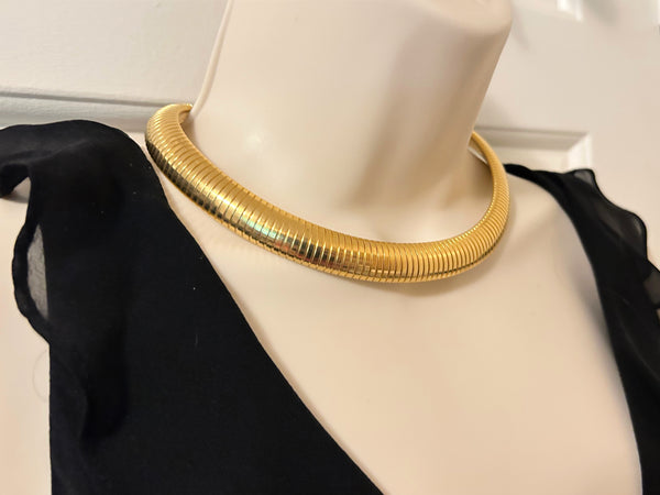 Add a touch of elegance and sophistication to your wardrobe with this understated yet golden stunning choker necklace. Its simple gold shimmer is sure to become a staple in your style. Wear it comfortably with its 17" length, which can also be adjusted to fit other lengths. Adorned with the signature of Ellen Kiam, this necklace exudes exclusivity and is in excellent condition.