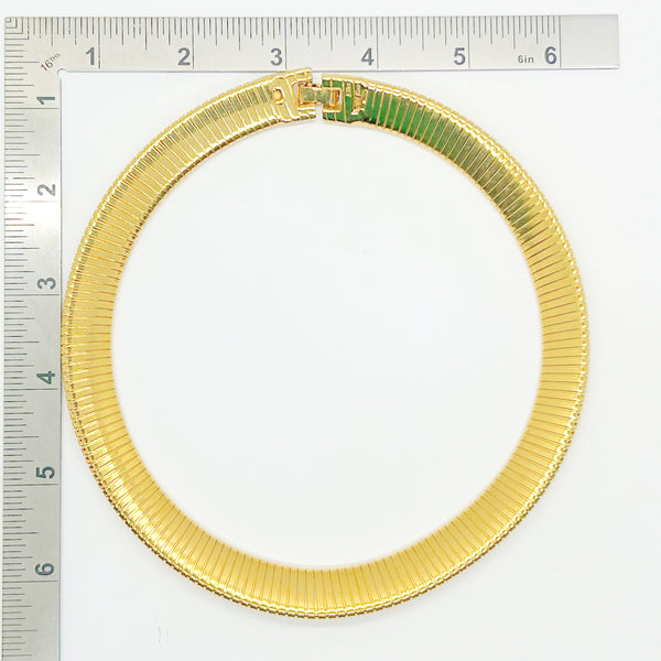 Add a touch of elegance and sophistication to your wardrobe with this understated yet golden stunning choker necklace. Its simple gold shimmer is sure to become a staple in your style. Wear it comfortably with its 17" length, which can also be adjusted to fit other lengths. Adorned with the signature of Ellen Kiam, this necklace exudes exclusivity and is in excellent condition.