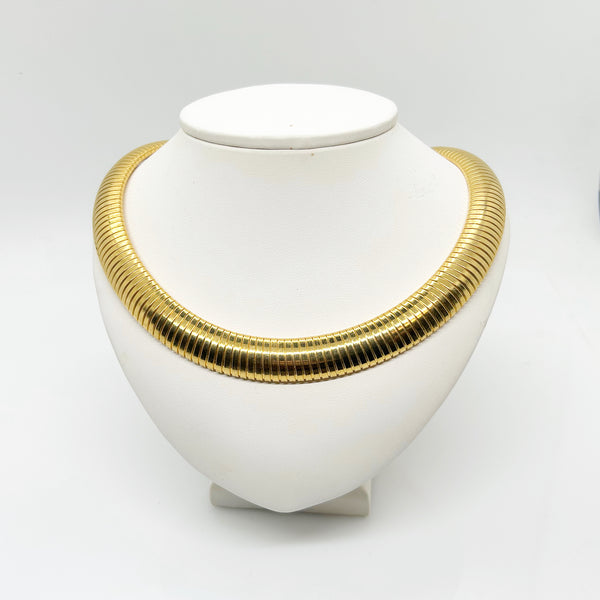 Add a touch of elegance and sophistication to your wardrobe with this understated yet golden stunning choker necklace. Its simple gold shimmer is sure to become a staple in your style. Wear it comfortably with its 17" length, which can also be adjusted to fit other lengths. Adorned with the signature of Ellen Kiam, this necklace exudes exclusivity and is in excellent condition.