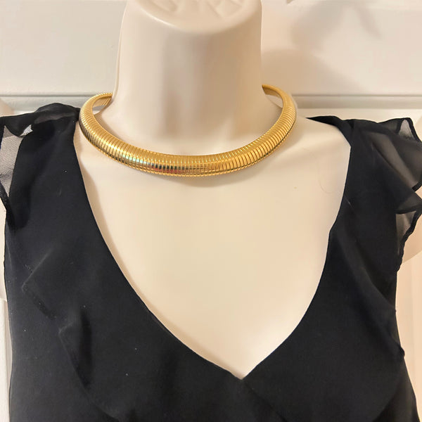 Add a touch of elegance and sophistication to your wardrobe with this understated yet golden stunning choker necklace. Its simple gold shimmer is sure to become a staple in your style. Wear it comfortably with its 17" length, which can also be adjusted to fit other lengths. Adorned with the signature of Ellen Kiam, this necklace exudes exclusivity and is in excellent condition.