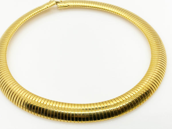 Add a touch of elegance and sophistication to your wardrobe with this understated yet golden stunning choker necklace. Its simple gold shimmer is sure to become a staple in your style. Wear it comfortably with its 17" length, which can also be adjusted to fit other lengths. Adorned with the signature of Ellen Kiam, this necklace exudes exclusivity and is in excellent condition.