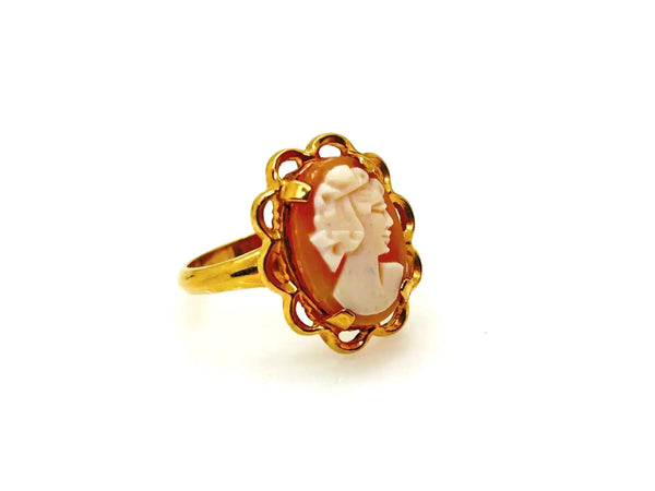 Indulge in the timeless allure of this vintage cameo ring. With intricate details and an elegant lady's profile, this oval beauty epitomizes sophistication. 