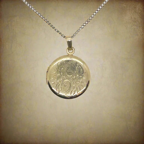 This timeless piece from the late 1960s features carefully engraved detailing on the front and a sleek, polished back. The locket has enough space for two treasured photos or any other keepsake of your choice.
