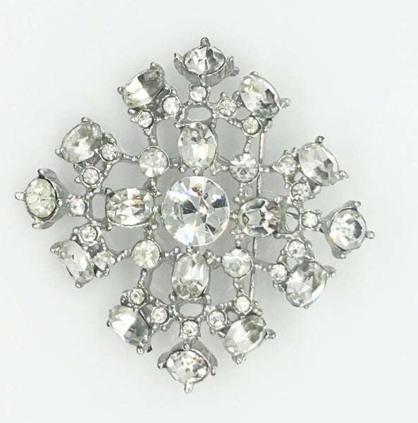 This splendid vintage rhinestone brooch made in a lacy design of bright white round and oval rhinestones. The setting is silver tone metal and measures 1 1/2" wide. The condition is very good. It can be worn sideways or vertically, and looks wonderful either way. The stones have excellent fire and clarity, full of eye catching glitter.