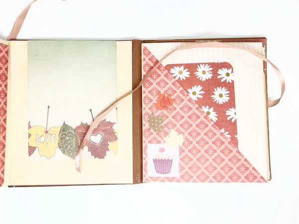 This charming album showcases autumn leaves, seasonal flowers, and delightful illustrations of warm drinks. Centered around family, home, fall, and coffee, it includes dedicated spaces for your personal notes and mementos, allowing you to customize it easily.