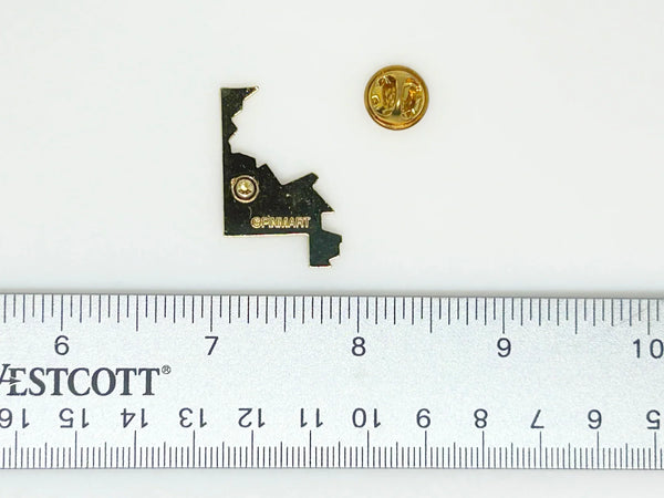 The lapel or tie tack pin shows the well known Maryland state map. This gold tone enamel pin is designed in the shape of Maryland, incorporating the unique state flag design. The pin combines the state outline with the colors and pattern of the official flag. "MARYLAND" is printed on the upper right