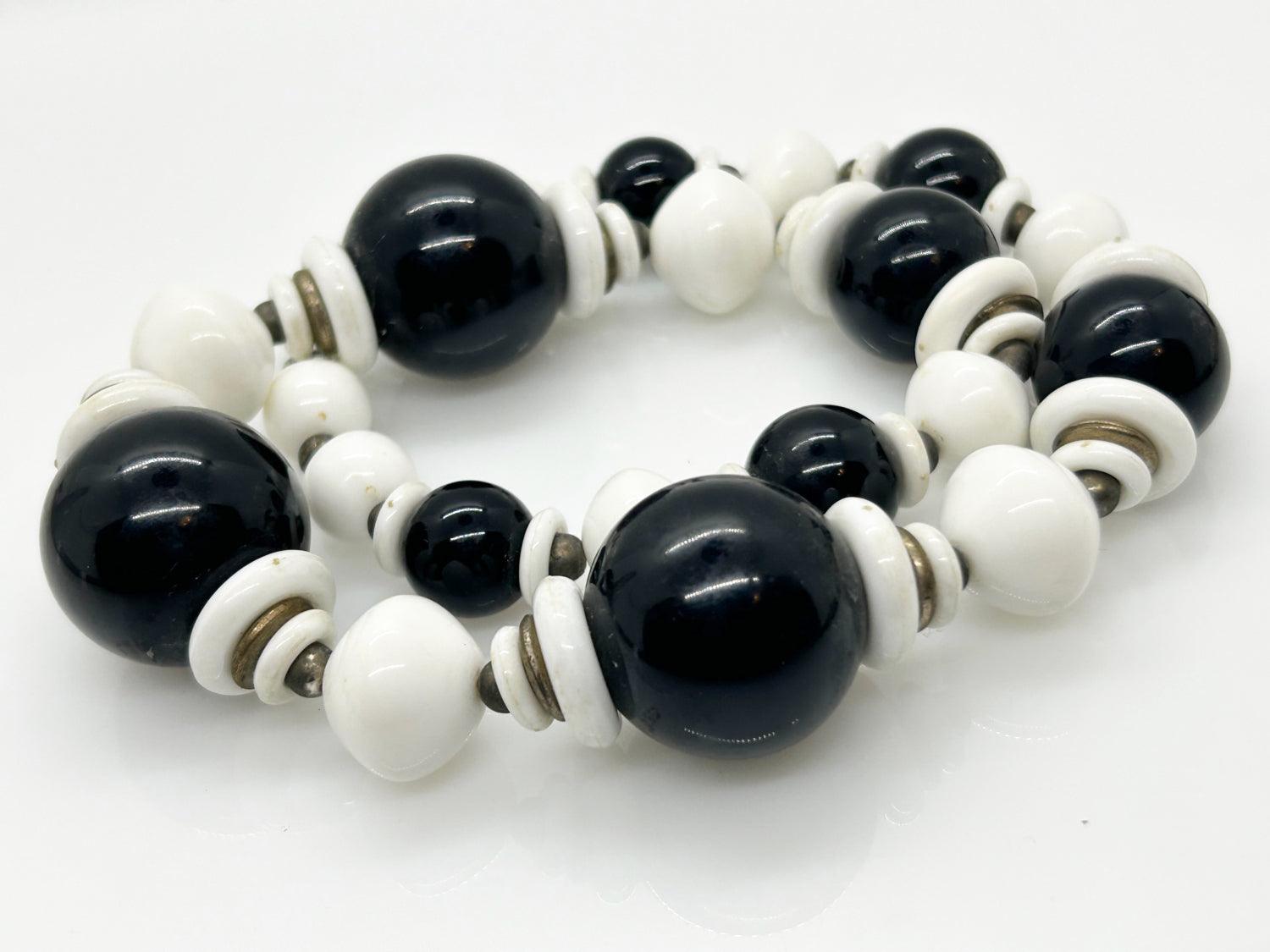 Retro Black and White Round Graduated Bead Necklace