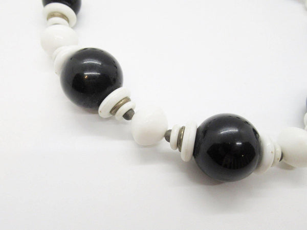 Retro Black and White Round Graduated Bead Necklace