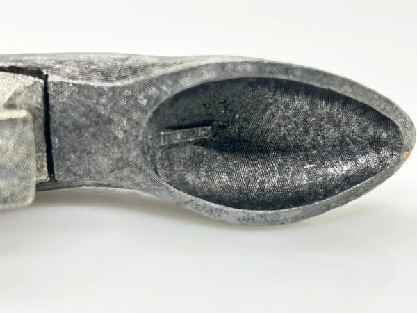 This dainty vintage pincushion is just the thing the add a unique touch to your surroundings. It is made of pewter in the shape of a shoe, with a classic loafer type detail at the toe. It has a .75" kitten heel, and the insole is filled with dark blue, midnight velvet.