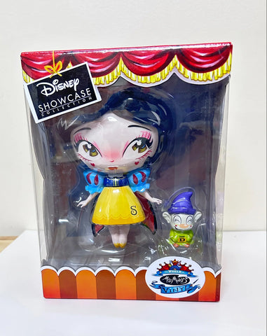 Perfect for Disney collectors and fans: our Disney Showcase Collection Snow White provides a limited-edition, whimsical collectible with timeless charm. Shop today!
