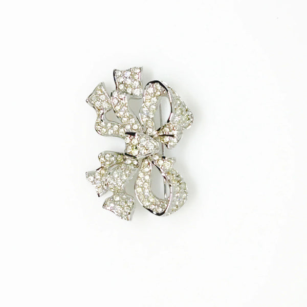 Measuring precisely 1.75 inches, this stunning brooch is meticulously crafted with a rhodium setting and proudly bears the Swarovski signature. Every pave-set stone is present and radiates with captivating brilliance, ensuring this brooch will be a treasured addition to your collection for years to come